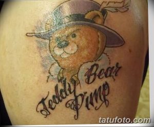 Фото тату милого медвежонка в шляпе с надписью "Teddy Bear Pimp" на руке. Яркий и необычный рисунок татуировки.