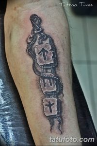 Фото тату надписи 'FEAR' на предплечье, выполненной в стиле графики с использованием веревки и чернил.