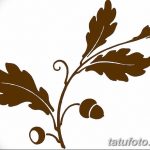 Простой эскиз татуировки с изображением дубовой ветки с желудями, выполненный в коричневых тонах. Минималистичный дизайн.