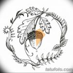 Черно-белый эскиз татуировки с изображением дубового листа и желудя, заключенных в декоративный круг. Детализированный рисунок.
