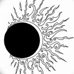Черно-белое фото тату, изображающее солнечное затмение с драматичными лучами и темным диском. Подходит для любителей мистики и астрономии.