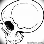 Черно-белый эскиз татуировки черепа в профиль, выполненный четкими линиями. Идеально подходит для любителей минимализма и символических рисунков.