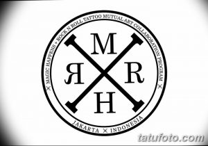 Черно-белый эскиз татуировки в виде круга с надписями и символами, связанными с рок-н-роллом. Стильный и оригинальный дизайн.