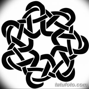 Черно-белый эскиз татуировки, изображающий сложный кельтский узел. Традиционный символ бесконечности, взаимосвязи и вечной жизни.