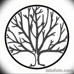 Простой черно-белый эскиз татуировки, изображающий ветви дерева, заключенные в круг. Минималистичный дизайн для любителей природы и лаконичных рисунков.