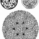 Фото тату с тремя кельтскими узлами, содержащими изображения животных. Стилизованные рисунки в черном цвете, символизирующие связь с природой и духовным миром.