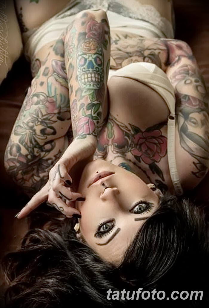 Девушка с татуировками возле киски развлекается с негром
