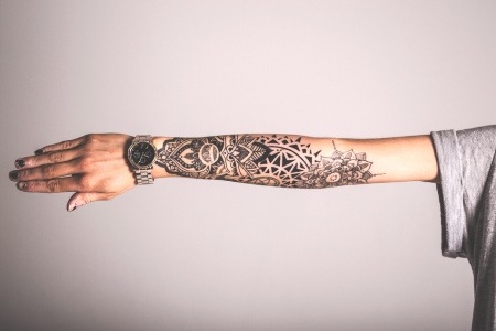 Как неожиданно сочетаются татуировки и наручные часы - фото 4