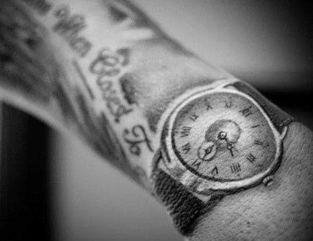 Как неожиданно сочетаются татуировки и наручные часы - фото 6