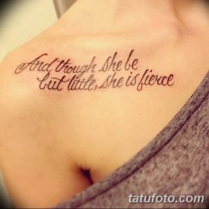 Фото тату: изящная надпись "And Though She be but little, she is fierce" на ключице, выполненная каллиграфическим шрифтом.