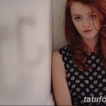 Фото тату на руке девушки, выполненное в ярких красках. Рисунок татуировки изображает цветы и абстрактные узоры, создавая уникальный образ.