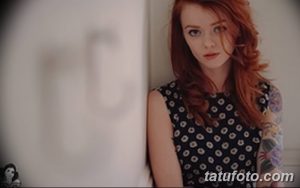 Фото тату на руке девушки, выполненное в ярких красках. Рисунок татуировки изображает цветы и абстрактные узоры, создавая уникальный образ.