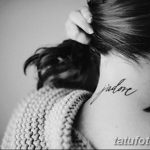 Фото тату: небольшая и элегантная надпись "j'adore" на шее девушки, выполненная изящным шрифтом.