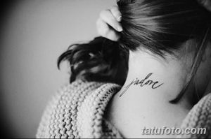 Фото тату: небольшая и элегантная надпись "j'adore" на шее девушки, выполненная изящным шрифтом.