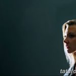 Фото татуировки в стиле традишнл на шее и лице девушки. Цветы, узоры, яркие цвета, четкие контуры.