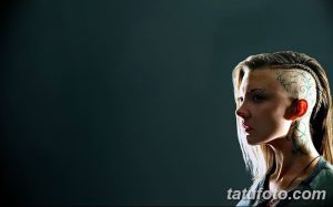 Фото татуировки в стиле традишнл на шее и лице девушки. Цветы, узоры, яркие цвета, четкие контуры.