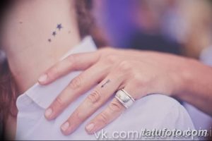 Фото тату: минималистичные татуировки на руке и шее девушки, стрела, звезды, тонкие линии, черно-белые рисунки.