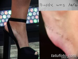 Фотография татуировки на стопе с надписью 'Buddy was here', выполненной простым шрифтом. Изображение демонстрирует татуировку крупным планом, показывая детали и качество исполнения.
