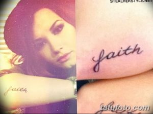 Фотография татуировки надписью 'faith' на руке женщины. Изображение сделано в двух вариантах, акцент на шрифте и расположении татуировки.