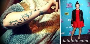 Фото тату с изображением летящих птиц и надписью 'Faith' на предплечье. Черно-белый рисунок, выполненный в графическом стиле. Символизирует веру и свободу.