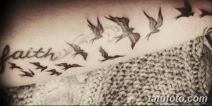 Фото тату с изображением летящих птиц и надписью 'Faith' на предплечье. Черно-белый рисунок, выполненный в графическом стиле. Символизирует веру и свободу.