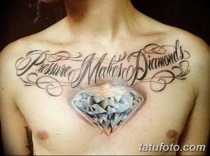 Фото тату бриллианта на груди с надписью "Pressure Makes Diamonds". Изображение выполнено в реалистичной технике с использованием ярких цветов.