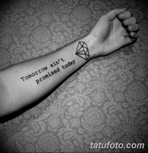 Фото тату: минималистичный контур бриллианта и надпись "Tomorrow ain't promised today" на предплечье. Стильный и вдохновляющий рисунок татуировки.