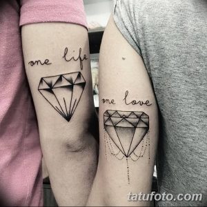 Фото тату: парные татуировки бриллиантов с надписями 'one life' и 'one love' на запястьях. Минималистичный дизайн для влюбленных.