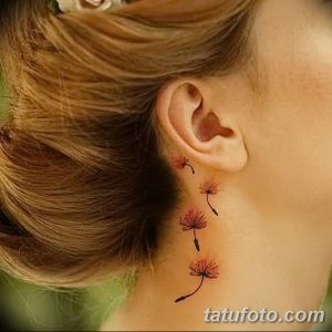 Фото тату одуванчика за ухом. Небольшой черно-красный рисунок татуировки, детализированный эскиз с нежными цветами.