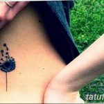 Фото тату одуванчика на ключице. Небольшой, изящный рисунок с летящими парашютиками, выполненный тонкими линиями в черном цвете.