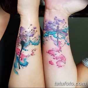 Фото парных акварельных татуировок на запястьях: одуванчик и стрекоза. Нежные цвета, плавные переходы и романтичный стиль.