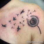 Фото татуировки одуванчика с улетающими птицами, расположенной на плече. Изображение выполнено в черно-серых тонах, с детальной проработкой перьев и пушинок.