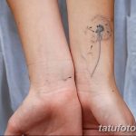 Фото тату одуванчика на запястье. Небольшой черно-белый рисунок татуировки выполнен в минималистичном стиле с акцентом на тонкие линии.
