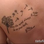Фото тату: татуировка одуванчика с надписью "May the wind always be at your back" на груди. Идеи для памятных тату, эскизы татуировок.
