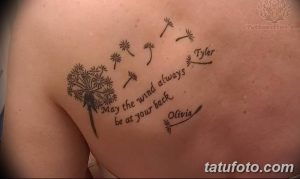 Фото тату: татуировка одуванчика с надписью "May the wind always be at your back" на груди. Идеи для памятных тату, эскизы татуировок.