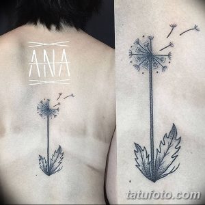 Фото тату: Черно-белый рисунок одуванчика с летящими семенами и именем "ANA", расположенный на спине. Эскиз татуировки выполнен в минималистичном стиле.