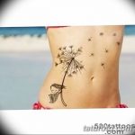 Фото тату: Черно-белый рисунок одуванчика с изображением девушки, расположенный на талии. Эскиз татуировки выполнен в детальном стиле.