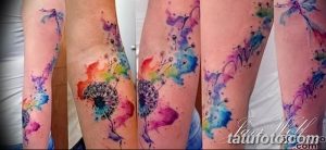 Фото акварельных татуировок одуванчиков на руке. Разноцветные, яркие рисунки, выполненные в технике акварели. Эскизы тату, символизирующие легкость и красоту.