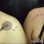 Фото тату одуванчика на плече. Небольшой черно-серый рисунок с летящими семенами. Минималистичный эскиз тату для девушек.