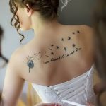 Фото тату одуванчика и птиц на спине. Черно-белый рисунок с летящими птицами и надписью. Нежный эскиз тату для девушек.