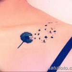 Маленькая татуировка одуванчика с летящими семенами на ключице. Изображение выполнено в синих тонах, создавая мягкий и романтичный вид.
