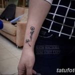 Фото тату одуванчика на запястье в стиле минимализм. Черно-белый рисунок с четкими линиями и детальной проработкой семян.