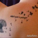 Фото тату одуванчика на плече с летящими птицами и надписью 'what's past is prologue'. Изящный рисунок татуировки в минималистичном стиле.