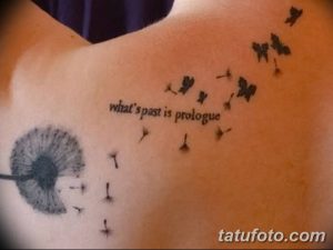 Фото тату одуванчика на плече с летящими птицами и надписью 'what's past is prologue'. Изящный рисунок татуировки в минималистичном стиле.