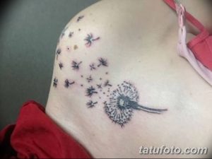 Фото тату одуванчика на ключице. Черно-белый рисунок с детально прорисованными семенами выглядит нежно и изящно.