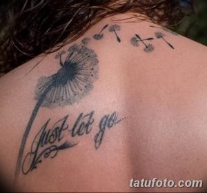 Фото тату одуванчика с надписью "Just let go" на спине. Черно-белый рисунок татуировки выполнен в графичном стиле с акцентом на легкость и свободу.