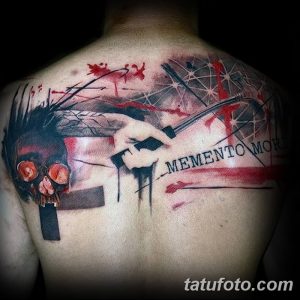 Фото татуировки на спине с изображением черепа, пистолета и надписи 'Memento Mori'. Сочетание черного, красного и серого цветов, стиль абстрактный реализм.