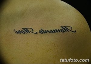 Фото тату надписи 'Vivere Se Memore' выполненной тонкой линией на плече. Минималистичный дизайн и лаконичность.