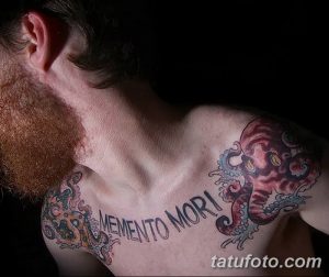 Фото тату с изображением осьминога и надписью 'Memento Mori' на груди. Яркая, цветная татуировка с морской тематикой.