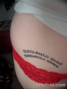 Фото тату с надписями 'Memento Mori' и 'Memento Vivere', выполненными простым шрифтом на коже. Символичная татуировка, напоминающая о важности жизни и неизбежности смерти.